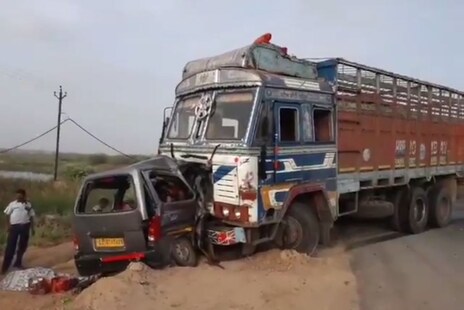 ଶେଷ VIDEO: ଟ୍ରକ୍ ଓ କାର୍ ମଧ୍ୟରେ ମୁହାଁମୁହିଁ ଧକ୍କାରେ କାର୍ରେ ଥିବା ଗୋଟିଏ ପରିବାରର ୧୦ ଜଣଙ୍କ ମୃତ୍ୟୁୁ