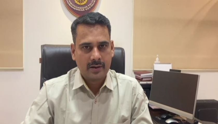  ‘‘ଅଭିଯୁକ୍ତ ଜଗନ୍ନାଥଙ୍କ ବୟାନ ଅନୁସାରେ ସେ ମୃତକା ମହିଳା ପ୍ରିୟଙ୍କାଙ୍କୁ ପୂର୍ବରୁ ଜାଣିଥିଲେ । ଦୁହିଁଙ୍କ ମଧ୍ୟରେ ଗତ କିଛି ମାସ ଧରି କୌଣସି କାରଣରୁ ତିକ୍ତତା ଚାଲିଥିଲା । ଫଳରେ ଜଗନ୍ନାଥ ଈର୍ଷ୍ୟାପରାୟଣ ହୋଇପଡ଼ିଥିଲେ ଓ ଆଜି ପ୍ରିୟଙ୍କାଙ୍କୁ ଓ ତାଙ୍କ ପୁଅକୁ ହତ୍ୟା କରିବାକୁ ଆସିଥିଲେ । ତା’ ପରେ ଆତ୍ମହତ୍ୟା କରିବାକୁ ଉଦ୍ୟମ କରିଥିଲେ,’’ କହିଛନ୍ତି ଡିସିପି ଉମାଶଙ୍କର ଦାଶ । ରାକେଶ ଓ ପ୍ରିୟଙ୍କା ପ୍ରିୟଦର୍ଶିନୀ ସାହୁଙ୍କ ବିବାହ ୨୦୧୫ରେ ହୋଇଥିଲା ।
