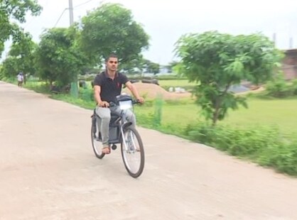 ବ୍ରହ୍ମପୁର ଯୁବକ ସାଇକେଲ୍ ଓ ସ୍କୁଟିକୁ ବନେଇଲେ ଇ-ବାଇକ୍; ୩ ଘଣ୍ଟା ଚାର୍ଜରେ ୬୦ କିମି ଚାଲୁଛି