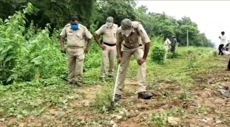  ଯାଞ୍ଚରେ ଦୁଇଟି ଗୁଳିର ଖୋକା (ଖାଲି କାର୍ଟ୍ରିଜ୍) ଜବତ ହୋଇଥିଲା ଓ ଆନୁଷଙ୍ଗିକ ପ୍ରମାଣ ମିଳିଥିଲା ବୋଲି କୁହାଯାଇଥିଲା ।