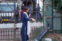 VIRAL VIDEO: ଯୁବତୀ ରାସ୍ତାରେ କାନ୍ଦି ଗଡୁଥିଲେ; ପ୍ରେମିକ ଆଉ କାହାକୁ ବାହା ହେଉଥିଲା