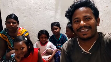 ଦିନେ କୁଲି ମଜୁରିଆ ଥିଲେ, ଏବେ YouTubeରୁ ଲକ୍ଷାଧିକ ଟଙ୍କା ରୋଜଗାର କରୁଛନ୍ତି ସମ୍ବଲପୁର ଯୁବକ
