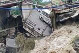 Dehradun Bridge Collapse: ଦେହରାଡୁନରେ ବର୍ଷା ଯୋଗୁଁ ମଝିରୁ ଭାଙ୍ଗିଲା ପୋଲ; VIDEO