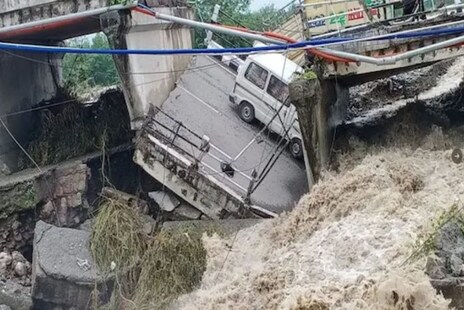 Dehradun Bridge Collapse: ଦେହରାଡୁନରେ ବର୍ଷା ଯୋଗୁଁ ମଝିରୁ ଭାଙ୍ଗିଗଲା ପୋଲ; ଦେଖନ୍ତୁ VIDEO