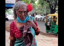 VIDEO: ଯେବେ ଅଳିଆ ଗୋଟାଉଥିବା ମହିଳା ଇଂରାଜୀ କହିବା ଆରମ୍ଭ କଲେ, ବଡ଼ ସତ ଜଣାପଡ଼ିଲା