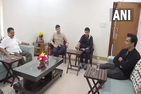 ଦିଲ୍ଲୀ CM କେଜ୍ରିୱାଲଙ୍କୁ ଭେଟିଲେ ଅଭିନେତା ସୋନୁ ସୁଦ; ସାଜିଲେ ସରକାରଙ୍କ ସ୍ୱତନ୍ତ୍ର କାର୍ଯ୍ୟକ୍ରମର ବ୍ରାଣ୍ଡ ଆମ୍ବାସାଡର