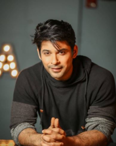  ସେପ୍ଟେମ୍ବର ୨ରେ ଯେତେବେଳେ ଟିଭିର ପ୍ରସିଦ୍ଧ ଅଭିନେତା ସିଦ୍ଧାର୍ଥ ଶୁକ୍ଲାଙ୍କ ମୃତ୍ୟୁ ଖବର ଆସିଲା, ଲୋକମାନେ କିଛି କ୍ଷଣ ପାଇଁ ଚୁପ ହୋଇ ରହିଗଲେ। ସମସ୍ତଙ୍କ ମୁହଁରେ ଗୋଟିଏ ପ୍ରଶ୍ନ ଏ କେମିତିକା ସମୟ? ହଠାତ୍ ହୃଦଘାତ ସିଦ୍ଧାର୍ଥଙ୍କ ଜୀବନ ନେଇଗଲା। ଅଳ୍ପ ଦିନ ମଧ୍ୟରେ ବହୁତ ଲୋକପ୍ରିୟ ହୋଇଥିବା ଏହି ଅଭିନେତାଙ୍କ ବିୟୋଗ ସମସ୍ତଙ୍କୁ ଦୁଃଖିତ କରୁଛି।(ଫଟୋ କ୍ରେଡିଟ୍: realsidharthshukla / Instagram)