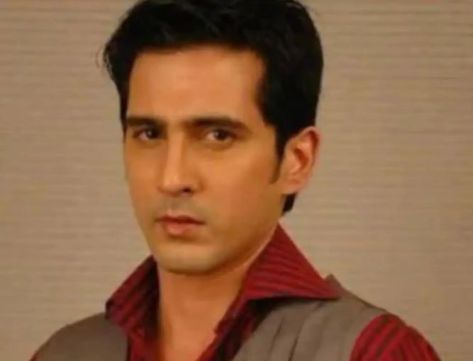  ଟିଭି ଅଭିନେତା ସମୀର ଶର୍ମା ମଧ୍ୟ ୬ ଅଗଷ୍ଟ ୨୦୨୦ରେ ତାଙ୍କ ମାଲାଡ ଘରେ ଆତ୍ମହତ୍ୟା କରିଥିବାର ଦେଖିବାକୁ ମିଳିଥିଲା। ତାଙ୍କୁ ପ୍ରଥମେ ଏହି ଅବସ୍ଥାରେ ସୋସାଇଟିର ସୁରକ୍ଷା କର୍ମୀ ଦେଖିଥିଲେ। ତାଙ୍କର ସାଙ୍ଗମାନେ ଟାଇମ୍ସକୁ କହିଥିଲେ ଯେ ସେ ଡ଼ିପ୍ରେସନର ଶିକାର ହୋଇଥିଲେ ଓ ଜଣେ ମାନସିକ ରୋଗ ବିଶେଷଜ୍ଞ ପାଖରେ ଚିକିତ୍ସିତ ହେଉଛନ୍ତି। ଖବର ଅନୁଯାୟୀ ଆର୍ଥିକ ସଙ୍କଟ ଯୋଗୁଁ ତାଙ୍କର ମୃତ୍ୟୁ ହୋଇଥିଲା ବୋଲି ଜଣାପଡ଼ିଛି। (ଫଟୋ କ୍ରେଡିଟ୍: ସମ୍ବାଦ ୧୮)