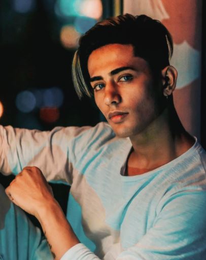  ୨୦ ଡିସେମ୍ବର ୨୦୧୮ରେ ଏକ ସଡକ ଦୁର୍ଘଟଣାରେ ମାତ୍ର ୨୧ବର୍ଷ ବୟସ୍କ ଡେନମାର୍କ ଜେହେନ୍ଙ୍କର ମୃତ୍ୟୁ ହୋଇଥିଲା। ତାଙ୍କୁ ବିକାଶ ଗୁପ୍ତାଙ୍କ ରିଆଲିଟି ସୋ 'ଏସ୍ ଅଫ୍ ସ୍ପେସ୍'ରେ ଦେଖିବାକୁ ମିଳିଥିଲା। ତାଙ୍କ ଶୈଳୀ ଓ ଭିଡିଓ ଯୋଗୁଁ ସୋସିଆଲ ମିଡିଆରେ ତାଙ୍କର ବହୁତ ପ୍ରଶଂସକ ଥିଲେ। (ଫଟୋ କ୍ରେଡିଟ୍: danish_zehen / Instagram)