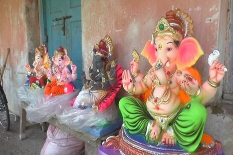 ଗଣେଷ ପୂଜା ପାଇଁ ବ୍ରହ୍ମପୁର ସହର ଚଳଚଞ୍ଚଳ; ମୂର୍ତ୍ତି ବିକ୍ରି ହେଉନଥିବାରୁ ଚିନ୍ତାରେ କାରିଗର ଓ ବ୍ଯବସାୟୀ