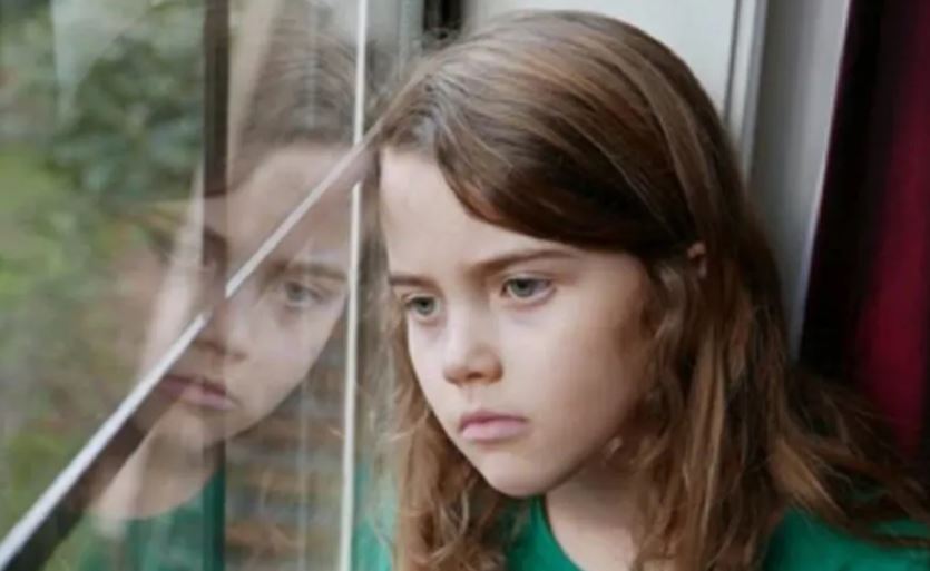  ଅନେକ କାରଣରୁ ପିଲାମାନେ ଚାପର ଶିକାର ହୋଇପାରନ୍ତି । ଯେଉଁ କାରଣରୁ ପିଲାମାନଙ୍କୁ ମାନସିକ ସ୍ବାସ୍ଥ୍ୟ ସମସ୍ୟାର ମଧ୍ୟ ସମ୍ମୁଖୀନ ହେବାକୁ ପଡ଼ିପାରେ । ସେମାନଙ୍କର ଅସୁବିଧାଗୁଡ଼ିକର ଅନେକ ଲକ୍ଷଣ ଥାଇପାରେ ଯେପରିକି ସେମାନେ ଶୋଇବା ଓ ଖାଇବାରେ ଅସୁବିଧା ଅନୁଭବ କରିବା । ବାରମ୍ବାର ଦୁଃସ୍ୱପ୍ନ କିମ୍ବା କୌଣସି ଶାରୀରିକ କାରଣ ବିନା ପେଟ ଯନ୍ତ୍ରଣା କିମ୍ବା ମୁଣ୍ଡବିନ୍ଧାର ଅଭିଯୋଗ କରିବା । (Image- Shutterstock)