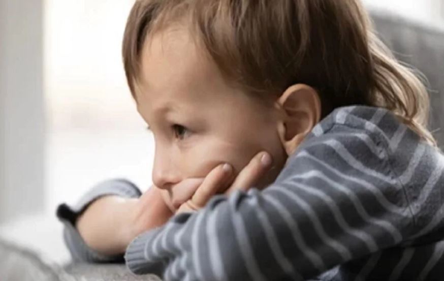  ଆପଣଙ୍କୁ ଜାଣିବାକୁ ଚେଷ୍ଟା କରିବାକୁ ପଡ଼ିବ ଯେ ଶିଶୁର ବନ୍ଧୁ କିମ୍ବା ସମ୍ପର୍କୀୟମାନେ ତାଙ୍କୁ କିଛି ବିଷୟରେ ଥଟ୍ଟା କରୁଛନ୍ତି କି, ଯାହା ତାଙ୍କୁ ପସନ୍ଦ ଆସେ ନାହିଁ । କେହି ତାଙ୍କୁ ଗାଳିଗୁଲଜ କରୁନାହାଁନ୍ତି ତ । ଆପଣ ଏହା ମଧ୍ୟ ନିଶ୍ଚିତ କରିବା ଉଚିତ୍ ଯେ ଘରେ ତାଙ୍କ ସାମ୍ନାରେ କେହି ଝଗଡ଼ା ନକରନ୍ତୁ । ପିତାମାତା ସେମାନଙ୍କ ସହିତ ଓ ନିଜ ମଧ୍ୟରେ ଭଲ ଆଚରଣ କରିବା ଉଚିତ କାରଣ ଅନେକ ସମୟରେ ଘରେ ବିବାଦ ଦେଖିବା ପିଲାମାନଙ୍କ ମାନସିକ ସ୍ତରରେ ଖରାପ ପ୍ରଭାବ ପକାଇଥାଏ । (Image- Shutterstock)