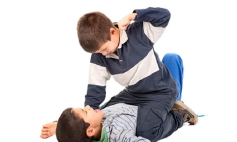  ସେ ମଧ୍ୟ ତାଙ୍କର ବନ୍ଧୁ ଓ ପଶୁମାନଙ୍କ ସହିତ କିପରି ବ୍ୟବହାର କରନ୍ତି ତାହା ଦେଖିବାକୁ ପଡ଼ିବ । ଏହା ମଧ୍ୟ ଜାଣିବାକୁ ହେବ ଯେ ସେ କାହାକୁ ଆଘାତ ଦେଉନାହାଁନ୍ତି ତ କାରଣ ଅନେକ ପିଲା ମାନସିକ ବିକୃତି ଯୋଗୁଁ ଆକ୍ରମଣାତ୍ମକ ହେବା ଆରମ୍ଭ କରନ୍ତି । ଏହି କ୍ଷେତ୍ରରେ ଡାକ୍ତରଙ୍କ ସାହାଯ୍ୟ ନିଅନ୍ତୁ । (Image- Shutterstock)