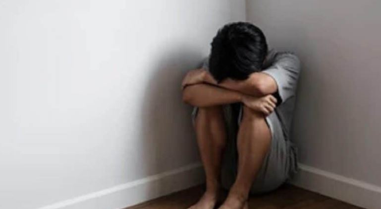  ଘରେ ଦୁର୍ଘଟଣା, କାହାର ମୃତ୍ୟୁ କିମ୍ବା ଯୌନ ଉତ୍ପୀଡ଼ନର ଶିକାର ହେତୁ ପିଲାମାନେ ମଧ୍ୟ ଚାପଗ୍ରସ୍ତ ହୋଇପାରନ୍ତି । ପିଲାମାନଙ୍କ ସହିତ କଥାବାର୍ତ୍ତା କରିବାବେଳେ, ଆପଣଙ୍କୁ ନିଜକୁ ପ୍ରକାଶ କରିବାର ସୁଯୋଗ ଦେବାକୁ ପଡ଼ିବ । ସେ କ’ଣ ଅନୁଭବ କରୁଛନ୍ତି ସେ ବିଷୟରେ କଥାବାର୍ତ୍ତା କରନ୍ତୁ । ସେମାନଙ୍କର ଚିନ୍ତାଧାରା ବାଣ୍ଟିବାକୁ ଓ ସେମାନଙ୍କୁ ପ୍ରଶ୍ନ ପଚାରିବାକୁ ଉତ୍ସାହିତ କରନ୍ତୁ । (Image- Shutterstock)