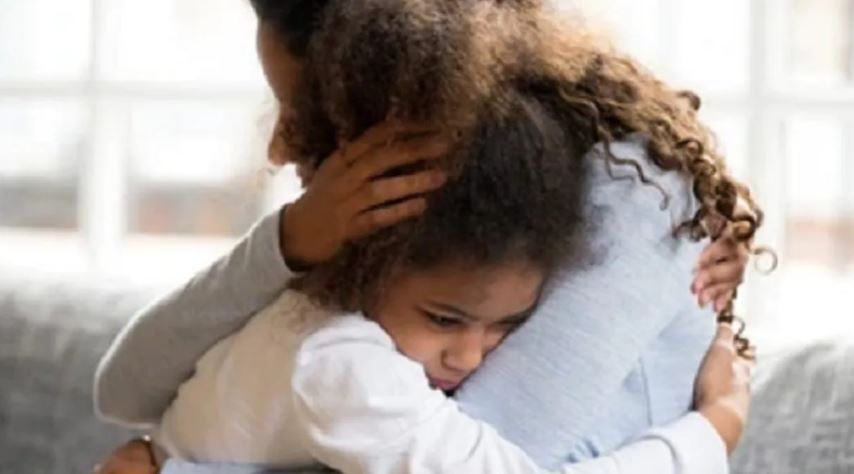  ଆପଣ ସେମାନଙ୍କୁ ସାନ୍ତ୍ୱନା ଦେବାକୁ ଚେଷ୍ଟା କରନ୍ତି । କାହାଣୀ କହିବା, ଗୀତ ଗାଇବା ଓ ତାଙ୍କ ସହିତ ଖେଳିବା, ତାଙ୍କୁ ପ୍ରଶଂସା କରିବା ତୁମ ସହିତ ଆରାମଦାୟକ ଅନୁଭବ କରାଇବା ଇତ୍ୟାଦି । ସେମାନଙ୍କୁ ସେମାନଙ୍କର ଭଲ ଅଭ୍ୟାସ ଓ ଗୁଣ ବିଷୟରେ କହିବା ଦ୍ୱାରା ସେମାନଙ୍କର ଆତ୍ମବିଶ୍ୱାସ ବଢ଼ିବ । ପିଲାମାନଙ୍କୁ ନିଶ୍ଚିତ କର ଯେ ତୁମେ ସେମାନଙ୍କ ସହିତ ଅଛ ଓ ସେମାନଙ୍କୁ ସୁରକ୍ଷିତ ରଖିବା ପାଇଁ ପ୍ରସ୍ତୁତ । ସେମାନଙ୍କର ଭୟକୁ ପରିହାସ ନକରି ସେମାନଙ୍କୁ ବୁଝିବାକୁ ଚେଷ୍ଟା କର । (Image- Shutterstock)