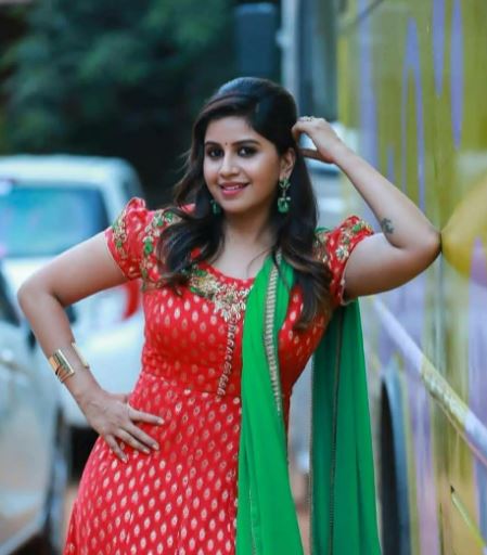  ଶେଟ୍ଟୀ ଆହୁରି କହିଛନ୍ତି ଯେ ଅନୁଶ୍ରୀ ତାଙ୍କ କୋଠରୀକୁ ଏକଷ୍ଟାସୀ ଡ୍ରଗ୍ ଆଣିଥିଲେ। ଅନୁଶ୍ରୀ ଅନେକ ଥର ଡ୍ରଗ୍ସ ଖାଉଥିଲେ ବୋଲି ସେ ପୋଲିସକୁ କହିଛନ୍ତି ।