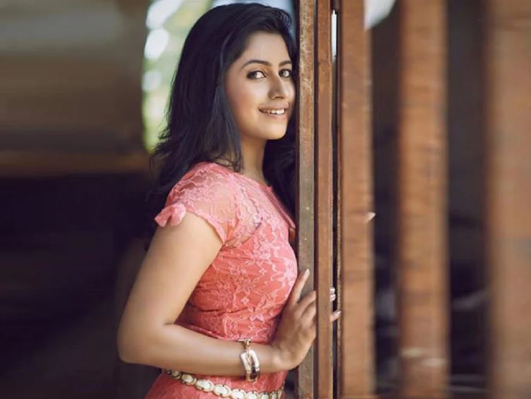  ୨୦୦୭-୨୦୦୮ ମସିହାରେ ଏକ ରିଆଲିଟି ଶୋ’ ପାଇଁ ଅନୁଶ୍ରୀଙ୍କ ନୃତ୍ୟ ଅଭ୍ୟାସ ହେଉଥିବା ବେଳେ ସେ ଶେଟ୍ଟୀଙ୍କ ରୁମକୁ ଡ୍ରଗ୍ସ ଆଣୁଥିଲେ ଓ ଖାଦ୍ୟ ଖାଇବା ପୂର୍ବରୁ ସେ ଡ୍ରଗ୍ ଖାଉଥିଲେ ଓ ଶେଟ୍ଟୀଙ୍କୁ ଦେଉଥିଲେ ବୋଲି ସେ କହିଛନ୍ତି ।