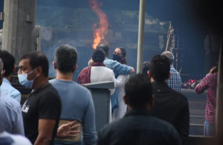  ତାଙ୍କ ମାଆଙ୍କ ମୃତ୍ୟୁ ପରେ ଅକ୍ଷୟ କୁମାର ନିଜେ ସୋସିଆଲ ନେଟୱାର୍କିଂ ସାଇଟକୁ ଆସି ତାଙ୍କ ପ୍ରଶଂସକଙ୍କୁ ଏହି ଦୁଃଖଦ ଖବର ଦେଇଥିଲେ। (ଫଟୋ କ୍ରେଡିଟ୍: ଭାଇରାଲ୍ ଭାୟାନି)