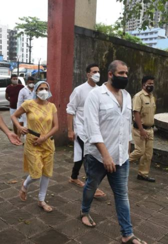  ଅକ୍ଷୟ କୁମାର ତାଙ୍କ ମାଙ୍କ ଅନ୍ତିମ ସଂସ୍କାର କରିବା ପରେ ଲୁହ ଭରା ଆଖିରେ ନିର୍ଦ୍ଦେଶକ ଆନନ୍ଦ ଏଲ ରାୟଙ୍କ ମାଙ୍କ ଅନ୍ତିମ ସଂସ୍କାରରେ ଯୋଗ ଦେଇଥିଲେ। (ଫଟୋ କ୍ରେଡିଟ୍: ଭାଇରାଲ୍ ଭାୟାନି)