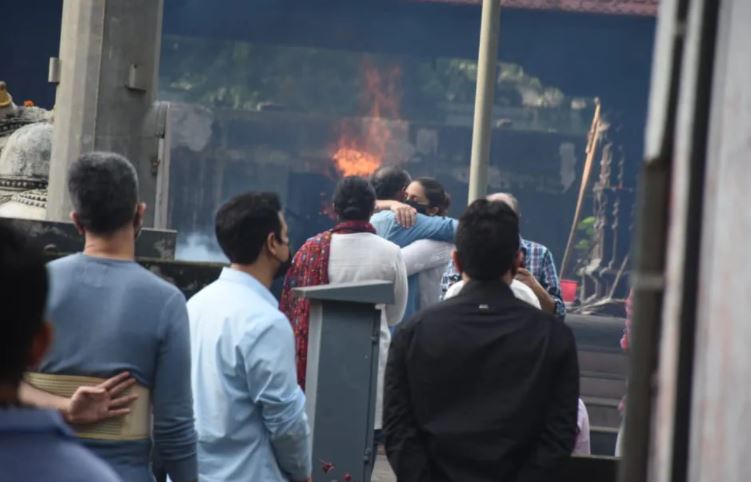  ଉଭୟ ଅକ୍ଷୟ ଓ ଆନନ୍ଦଙ୍କ ମା’ଙ୍କ ଅନ୍ତିମ ସଂସ୍କାରରେ ବହୁ ବଲିଉଡ ତାରକା ଯୋଗ ଦେଇଥିଲେ। (ଫଟୋ କ୍ରେଡିଟ୍: ଭାଇରାଲ୍ ଭାୟାନି)