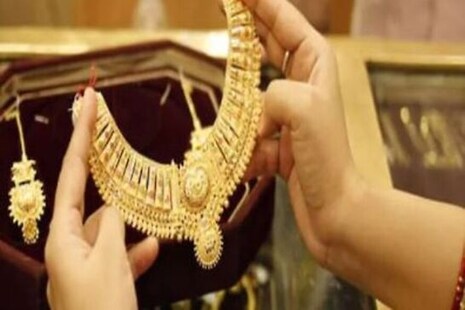 Gold Price Today: ପୁଣି କମିଲା ସୁନା-ରୂପା ଦର ; ସର୍ବୋଚ୍ଚ ମୂଲ୍ଯରୁ ₹୯,୩୦୦ରେ ମିଳୁଛି ୧୦ ଗ୍ରାମ ସୁନା