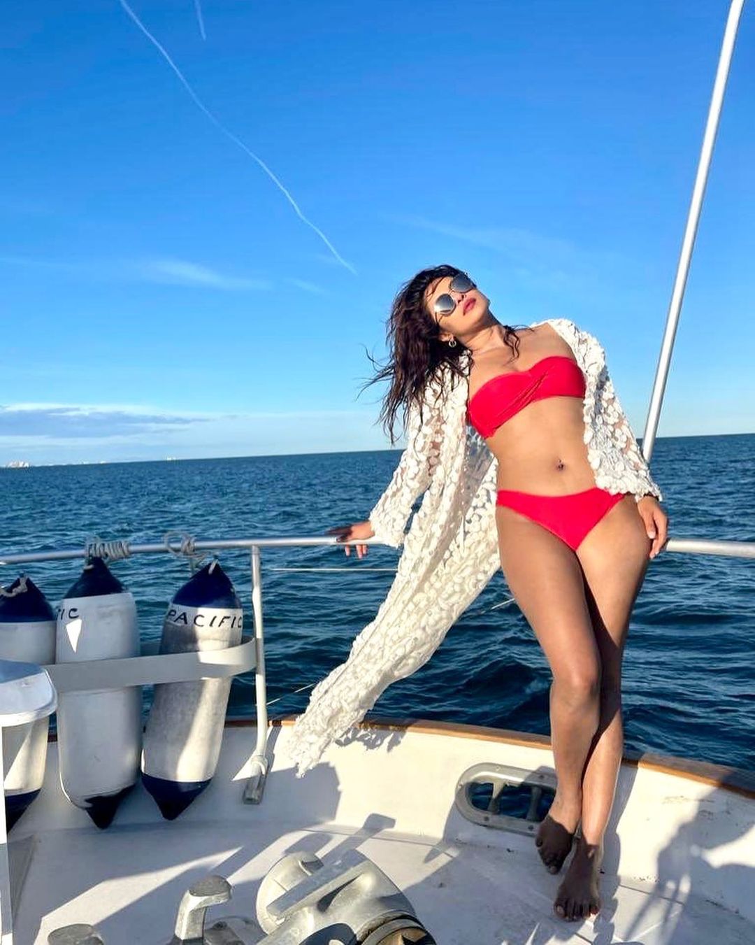  ଏହି ଫଟୋରେ ପ୍ରିୟଙ୍କା ଚୋପ୍ରା (Priyanka Chopra photos) ନାଲି ବିକିନି ପିନ୍ଧି ୟାଟରେ ଠିଆ ହୋଇଛନ୍ତି ଓ ସମୁଦ୍ରୀ ପବନକୁ ତାଙ୍କ କେଶକୁ ଛୁଇଁବାକୁ ଦେଉଛନ୍ତି ।