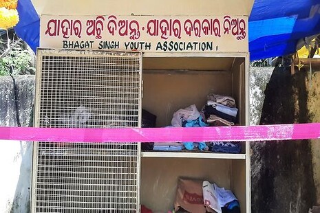 ସଫେଇ କର୍ମଚାରୀଙ୍କ ହାତରେ ଉଦ୍ଘାଟନ ହେଲା ମାଗଣା ଲୁଗା ଷ୍ଟଲ; 'ଥିଲେ ଦିଅ ନଥିଲେ ନିଅ'
