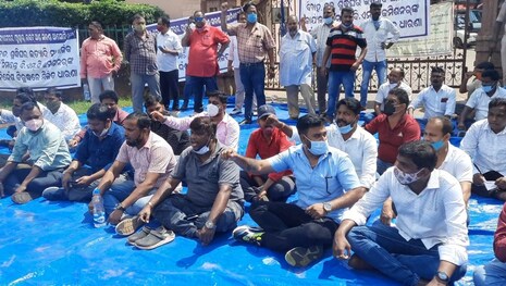 ନୂଆ ଗାଇଡଲାଇନକୁ ନେଇ BMC ଉପରେ ରାଗିଲେ ରାଜଧାନୀର କିଛି ସଙ୍ଘ; ଫାଟକରେ ତାଲା ପକାଇ କଲେ ଆନ୍ଦୋଳନ