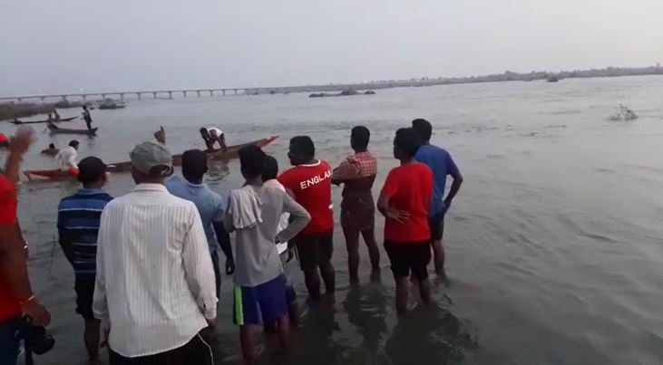  ସୂଚନା ମୁତାବକ ସମ୍ବଲପୁର ପେନସନପଡ଼ା ଅଞ୍ଚଳରେ ରହୁଥିବା ଏକ ପରିବାରର ବାପା, ପୁଅ ଓ ଝିଅ ମହାନଦୀକୁ ଗାଧୋଇବାକୁ ଯାଇଥିଲେ ।