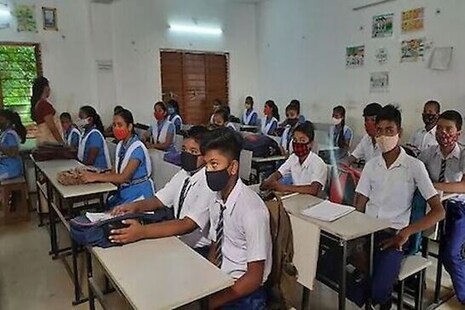 ଦୀର୍ଘ ୨୦ ମାସ ପରେ ରାଜ୍ୟରେ ଆଜିଠୁ ଖୋଲିଲା ଅଷ୍ଟମ ଶ୍ରେଣୀ; କରୋନା କଟକଣାରେ ଚାଲିଛି କ୍ଲାସ