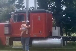 news18 - ବାପାଙ୍କୁ ଦେଖିବା ପାଇଁ ବ୍ଯସ୍ତ ହୋଇପଡୁଛି ଏହି ଛୋଟ ପିଲାଟି; ଭିଡ଼ିଓ ଭାଇରାଲ