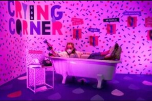 news18 - ଏହି ଦେଶରେ ରହିଛି କାନ୍ଦିବା ଘର: ସେହି ଘରକୁ ଯାଆନ୍ତୁ; ମନ ଭରି କାନ୍ଦନ୍ତୁ