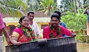 news18 - ନିଆରା ଢ଼ଙ୍ଗରେ ବିବାହ ମଣ୍ଡପରେ ପହଞ୍ଚିଲେ ବର ଓ କନ୍ୟା; ବରଯାତ୍ରୀ ସାଜିଲା ବର୍ଷା ପାଣି