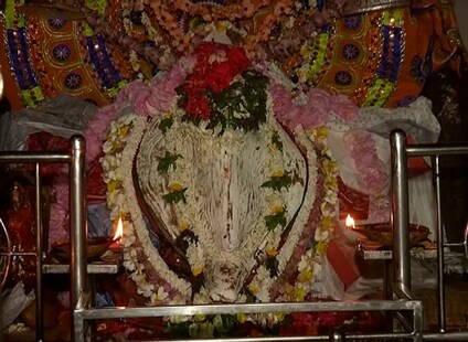 ମହାଳୟା ଉପଲକ୍ଷେ ସମ୍ବଲପୁରର ଅଧିଷ୍ଠାତ୍ରୀ ଦେବୀ ସମଲେଶ୍ବରୀଙ୍କୁ ଧବଳମୁଖୀ ବେଶରେ ସଜ୍ଜିତ କରାଯାଇଥିଲା