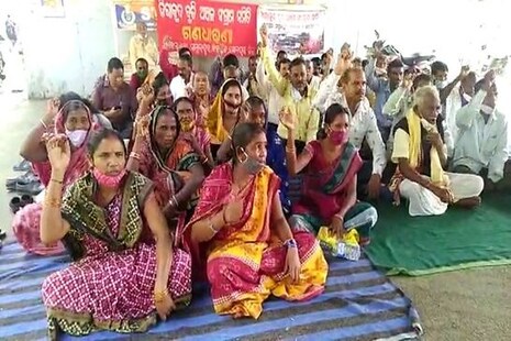 ଅବହେଳା ଦାବିରେ RDC କାର୍ଯ୍ୟାଳୟ ଆଗରେ ଧାରଣ ଦେଲେ ହୀରାକୁଦ ବିସ୍ଥାପିତ ପରିବାର