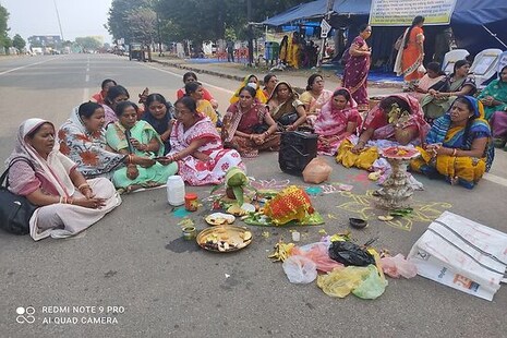 ରାଜରାସ୍ତାରେ ମାଣ ବସାଇଲେ ସ୍ନାତକ ଅଙ୍ଗନବାଡ଼ି କର୍ମୀ