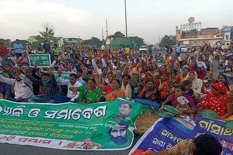 ଦାବି ପୂରଣ ପାଇଁ ମୈଇଦାନକୁ ଓହ୍ଲାଇଲେ ଗାଁ ସାଥୀ ସଙ୍ଘ; ଝୁଡ଼ି, କୋଦାଳ ଓ ଭିକ୍ଷା ଥାଳ ଧରି କଲେ ପ୍ରତିବାଦ