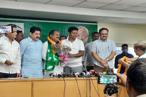 ପଞ୍ଚାୟତ ନିର୍ବାଚନ ପୂର୍ବରୁ କଂଗ୍ରସକୁ ଲାଗିଲା ଝଟକା; ପାର୍ଟି ଛାଡ଼ି BJDରେ ଯୋଗ ଦେଲେ ନେତା ପ୍ରଦୀପ ସାହୁ