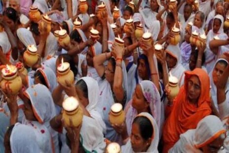 ସ୍ୱାମୀଙ୍କ ଦୀର୍ଘ ଆୟୁଷ ପାଇଁ ବିଧବା ରୁହନ୍ତି ସ୍ତ୍ରୀମାନେ; ଶୃଙ୍ଗାରକୁ ମାନନ୍ତି ପାପ