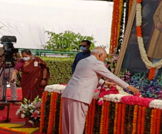  ସଂସଦ ଗୃହରେ ରାଷ୍ଟ୍ରପତି ରାମ ନାଥ କୋବିନ୍ଦ ବାବାସାହେବ ଡଃ ଭୀମରାଓ ଆମ୍ବେଦକରଙ୍କୁ ଶ୍ରଦ୍ଧାଞ୍ଜଳି ଅର୍ପଣ କରିଛନ୍ତି।