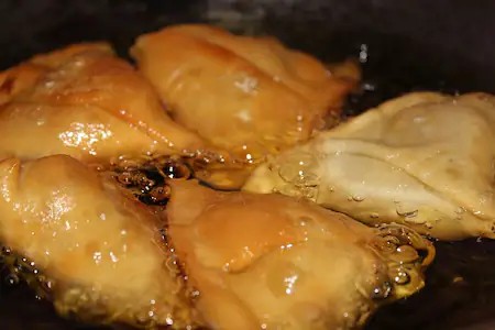  ଏମିତି ସମ୍ଭବ ନୁହେଁ ଯେ ବଜାରରେ ଏକ ଭଲ ସୋମସା ଦୋକାନ ଅଛି ଆଉ ସେଠୁ ଲୋକ ଖାଲି ହାତରେ ଫେରିଯିବେ।ଫୁଟପାଥ ଏବଂ ଷ୍ଟ୍ରିଟ୍ ବିକ୍ରେତା ଠାରୁ ଆରମ୍ଭ କରି ହୋଟେଲ ପର୍ଯ୍ୟନ୍ତ ସବୁଆଡେ ସମୋସା ବିକ୍ରି ହୁଏ। ବର୍ତ୍ତମାନ ଏହା ପୂର୍ବ ଅପେକ୍ଷା ମହଙ୍ଗା ହୋଇଛି।