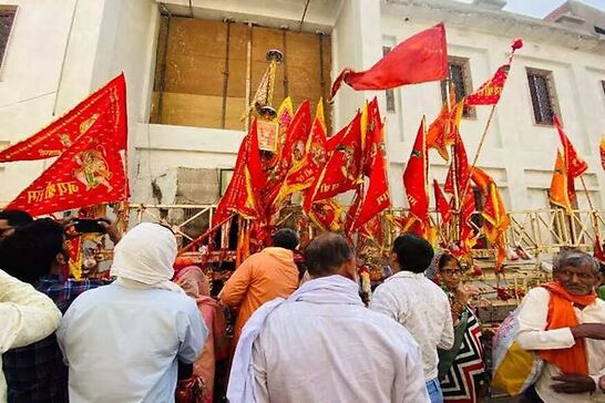  Mehandipur Balaji Temple, Rajasthan: ଏହା ବୋଧହୁଏ ଦେଶର ଏକମାତ୍ର ମନ୍ଦିର ଯେଉଁଠାରେ ଲୋକ ଭୂତ ପ୍ରେତ ଛଡ଼ାଇବା ପାଇଁ ଆସନ୍ତି। ରାଜସ୍ଥାନର ମେହେନ୍ଦୀପୁର ବାଲାଜୀ ମନ୍ଦିର ଏପରି ଏକ ସ୍ଥାନ ଯେଉଁଠୁକୁ ଦୁର୍ବଳ ହୃଦୟର ଲୋକ ଯାଇପାରିବେନାହିଁ। ଏହି ମନ୍ଦିର ପ୍ରଭୁ ହନୁମାନଙ୍କ ପାଇଁ ଉତ୍ସର୍ଗୀକୃତ, ଯିଏକି ଜଣେ ରକ୍ଷକ ଭାବରେ ଜଣାଶୁଣା। ଏଠାରେ ଲୋକ ନିଜକୁ ଶୃଙ୍ଖଳରେ ବାନ୍ଧି ଖରାପ ଆତ୍ମାମାନଙ୍କଠାରୁ ମୁକ୍ତି ପାଇବା ପାଇଁ ନିଜକୁ ପିଟନ୍ତି। କେବଳ ଏତିକି ନୁହେଁ, ଏଠାରେ ଲୋକ ମଧ୍ୟ ନିଜ ଉପରେ ଉଷୁମ ପାଣି ଝାଳନ୍ତି। ଲୋକଙ୍କ ମନ୍ଦିରରୁ ବାହାରିବା ପରେ ନିଜ ସହ ସେଠାକାର ପ୍ରସାଦ ଆଣନ୍ତି ନାହିଁ।