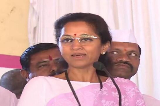  କଂଗ୍ରେସ ପାର୍ଟିର ସାଂସଦ ସୁପ୍ରିୟା ସୁଲେ (NCP MP Supriya Sule) ରବିବାର ଏକ ବଡ଼ ଦୁର୍ଘଟଣାର ଶିକାର ହୋଇଥିଲେ। ଯେଉଁଥିରୁ ସେ ଅଳ୍ପକେ ଭର୍ତ୍ତି ଯାଇଥିଲେ। ପୁଣେରେ ଏକ ଇଭେଣ୍ଟ ସମୟରେ ସୁପ୍ରିୟା ସୁଲେଙ୍କ ଶାଢ଼ୀ ନିଆଁ ଲାଗିଯାଇଥିଲା। ସୁଲେ ଏକ କାର୍ଯ୍ୟକ୍ରମରେ ପହଞ୍ଚିଥିଲେ ଯେଉଁଠାରେ ସେ ଶିବାଜୀ ମହାରାଜଙ୍କ ପ୍ରତିମୂର୍ତ୍ତିକୁ ସଜାଉଥିଲେ। ଯେଉଁଠାରେ ଘଟିଥିଲା ତାଙ୍କ ସହ ଏହି ଅଘଟଣ।