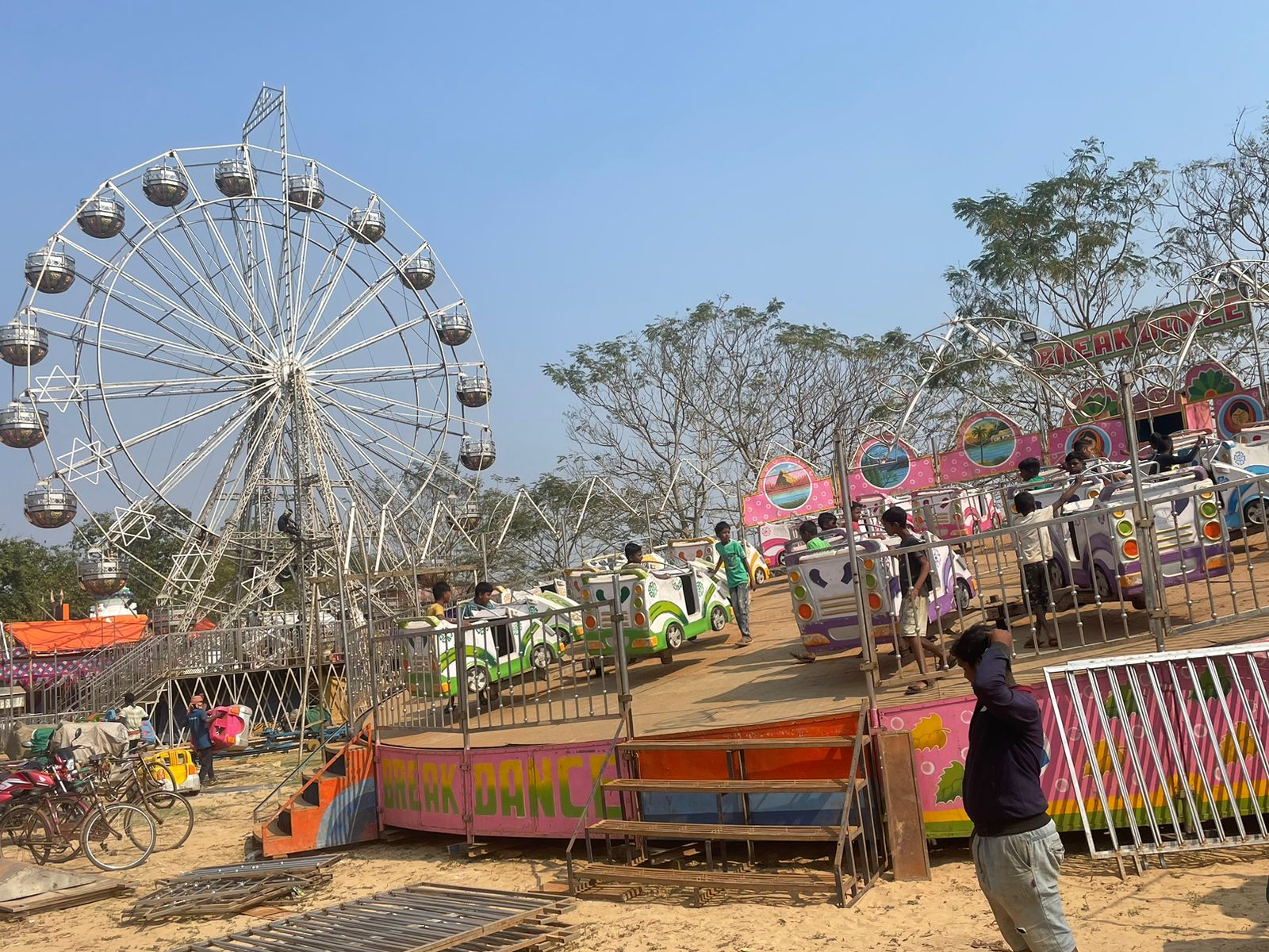  ଅନେକ ଦୋକାନ ବଜାର ସହ ବରୁଣେଶ୍ୱର ମେଳାରେ ପଡିଥାଏ ବିଭିନ୍ନ ପ୍ରକାରର ଦୋଳି, ଯାହାକୁ ମନଭରି ଉପଭୋଗ କରନ୍ତି ଲୋକେ