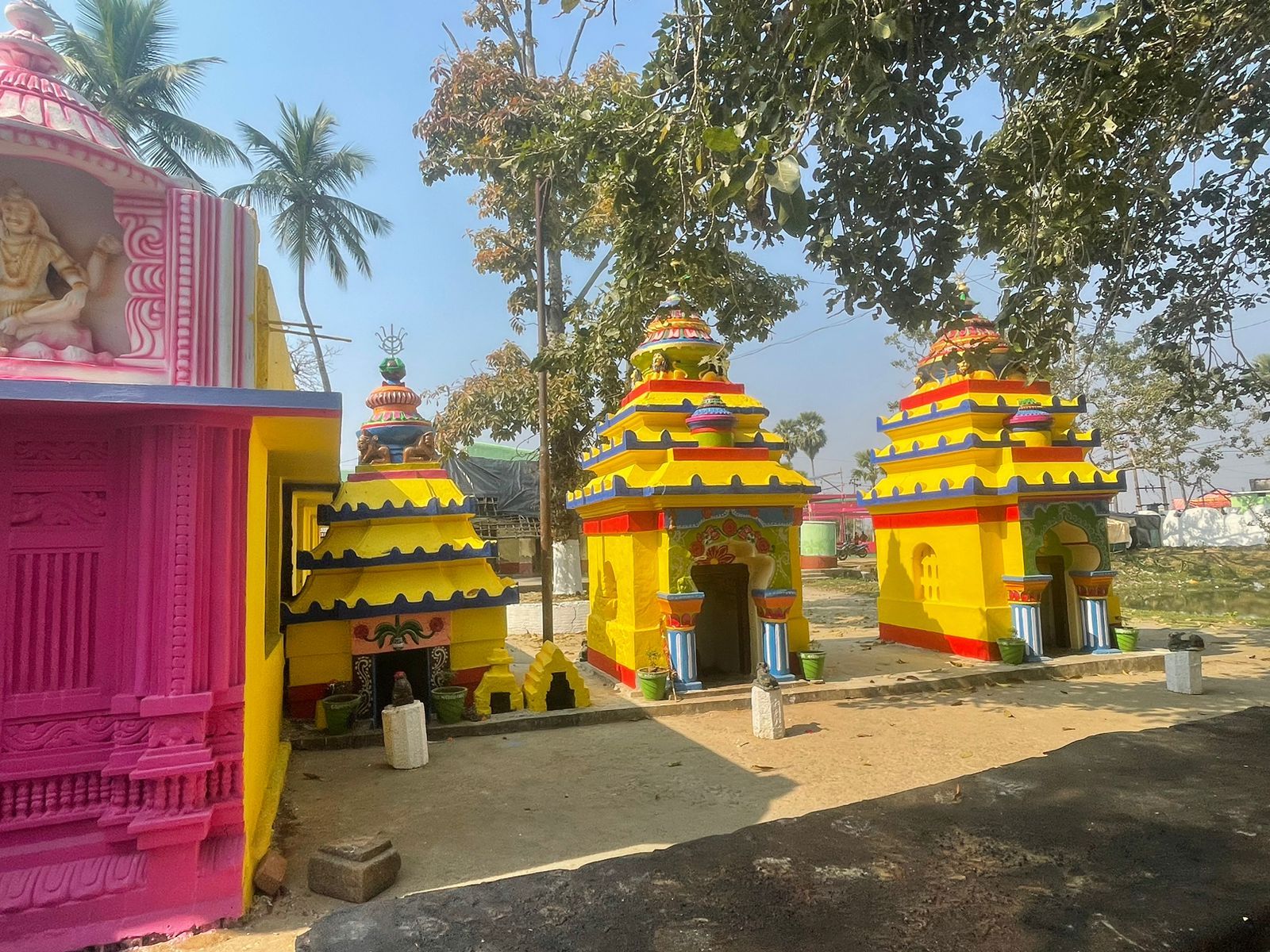  ମନ୍ଦିର ପ୍ରାଙ୍ଗଣରେ ଥିବା ଛୋଟ ଛୋଟ ମନ୍ଦିର ଗୁଡିକୁ ମଧ୍ୟ ସଜାସାଇଛି ।
