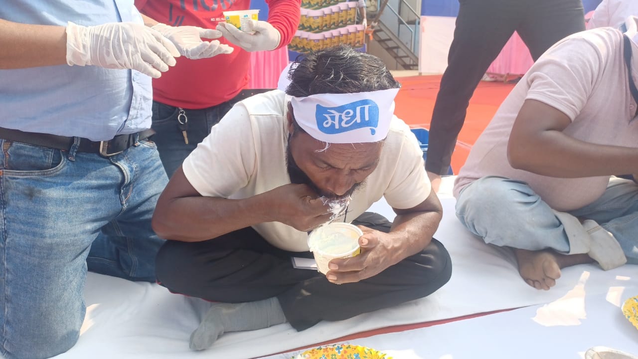  ଦେଓଘରର ମେଧା ଡାଏରୀରେ ଏକ ଦହି ଖାଓ-ପୁରସ୍କାର ପାଅ ପ୍ରତିଯୋଗିତା ଆୟୋଜିତ ହୋଇଥିଲା। ଏହି ପ୍ରତିଯୋଗିତାରେ ୨୫୦ ପୁରୁଷ ଏବଂ ମହିଳା ଅଂଶଗ୍ରହଣ କରିଥିଲେ। ପ୍ରତିଯୋଗିତା ସମୟରେ, ପ୍ରତିଯୋଗୀମାନେ ସମୁଦାୟ ୫ କ୍ୱିଣ୍ଟାଲ୍ ଅର୍ଥାତ୍ ୫୦୦ କିଲୋଗ୍ରାମ ଦହି ଖାଇଥିଲେ।