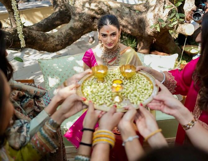  ଚାରି ବର୍ଷ ଡେଟିଂ ପରେ ଆଥିଆ ଏବଂ ରାହୁଲ ବିବାହ କରିବାକୁ ନିଷ୍ପତ୍ତି ନେଇଥିଲେ।