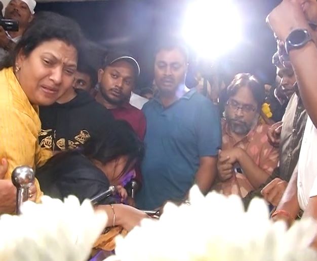 ସ୍ବାମୀଙ୍କ ମର ଶରୀର ପାଖରେ ମୁଣ୍ଡ ବାଡ଼େଇ କାନ୍ଦୁଛନ୍ତି ପତ୍ନୀ। ଆଉ କହୁଛନ୍ତି ମୁ ପାଗଳ ହୋଇଯିବେ... କାହିଁ ଏକା ଛାଡ଼ି ଚାଲି ଯାଉଛ ମତେ।