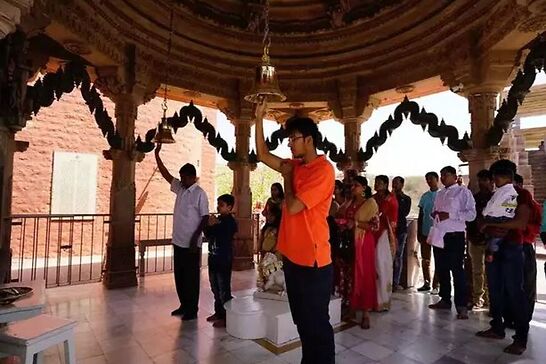  Chandi Devi Temple, Haridwar: ଚଣ୍ଡୀ ଦେବୀଙ୍କୁ ଦେବୀଙ୍କର ହିଂସାତ୍ମକ ରୂପ ବୋଲି ବିବେଚନା କରାଯାଏ ଏବଂ ଏହି ମନ୍ଦିର ତାଙ୍କ ପାଇଁ ସମର୍ପିତ। ବିଶ୍ୱାସ କରାଯାଏ ଯେ, ନବରାତ୍ରୀ ସମୟରେ ଏହି ମନ୍ଦିର ପରିଦର୍ଶନ କରୁଥିବା ଲୋକ ଦେବୀଙ୍କର ଏହି ଧର୍ମ ଦ୍ୱାରା ପ୍ରଭାବିତ ହୁଅନ୍ତି, କାରଣ ଏହି ସମୟ ମଧ୍ୟରେ ଆତ୍ମା ​​ସବୁଠାରୁ ଶକ୍ତିଶାଳୀ। ଅନ୍ୟ ଦିନରେ, ଲୋକ ଆତ୍ମାଠାରୁ ମୁକ୍ତି ପାଇବା ପାଇଁ ଏଠାକୁ ଆସନ୍ତି।