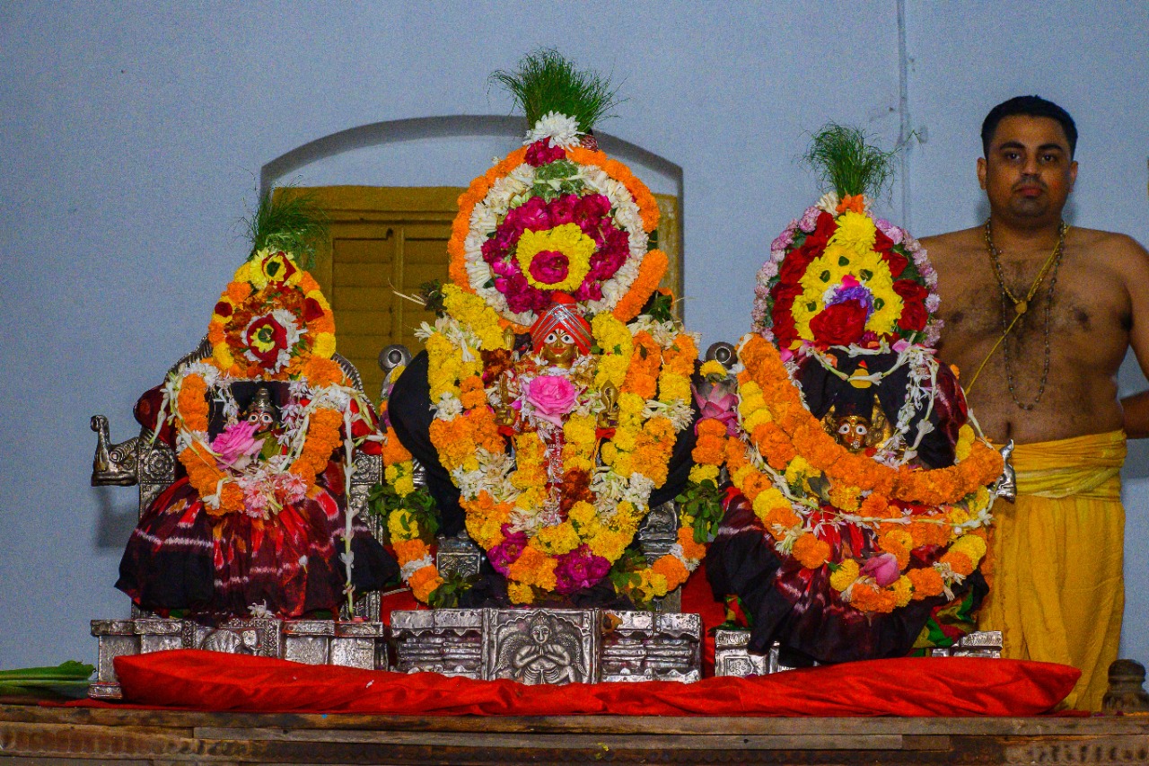  ବେଣ୍ଟ ଶିକାର ପର୍ବରେ ସନ୍ଧ୍ୟାଧୂପ ପରେ ମାଆ ସରସ୍ବତୀଙ୍କ ନିକଟରେ ପାଞ୍ଜି ପୂଜା କରାଯିବାର ପରମ୍ପରା ରହିଛି ।